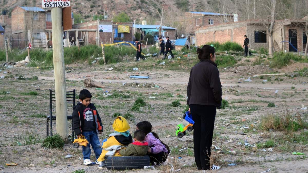 En junio, una familia de cuatro integrantes necesitó más de $40.000 para vivir. (Fuente: Twitter)