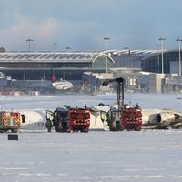 Esto es lo que hay que saber sobre el avión que se volcó al aterrizar en el aeropuerto de Toronto (V