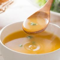 Salí de lo común: con poquitos ingredientes podés preparar esta sopa crema de zanahoria y manzana