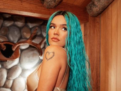 Impactantes imágenes: Karol G sufrió una estrepitosa caída en pleno concierto