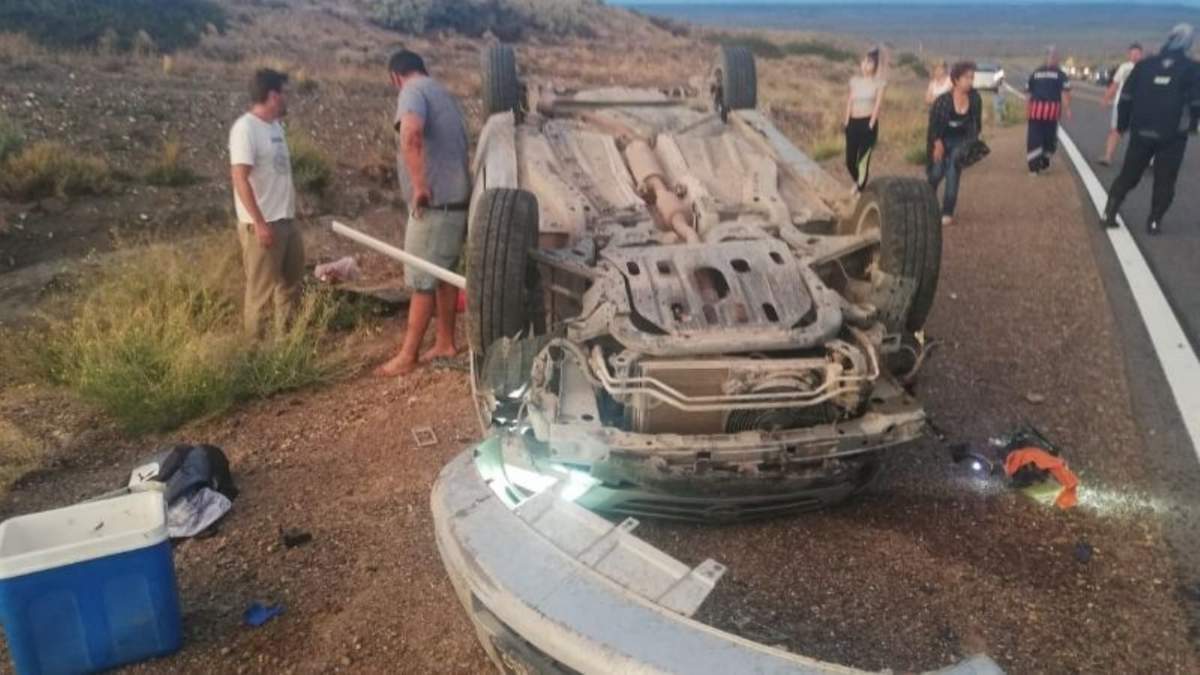 Volcó en la Ruta 40 (foto: Twitter).