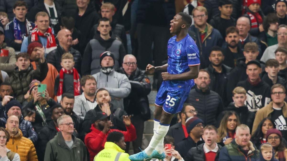 Moisés Caicedo celebra tras marcar el gol de Chelsea para el empate 1-1 ante Manchester United, el domingo 3 de noviembre de 2024, en Manchester