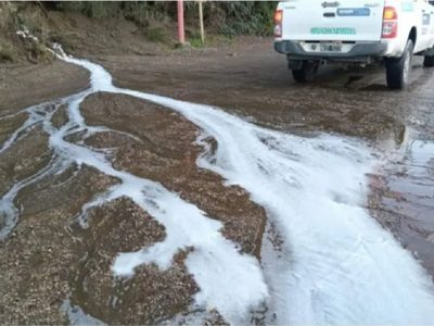 Multa millonaria a un complejo de cabañas de Villa La Angostura por contaminar el Correntoso