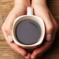 Qué significa que siempre te quede un sorbito de café en la taza, según la psicología: un gesto mínimo con un mensaje grande