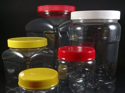 Si tenés potes de plástico vacíos, no los tires: armá este lindo organizador para los controles de casa