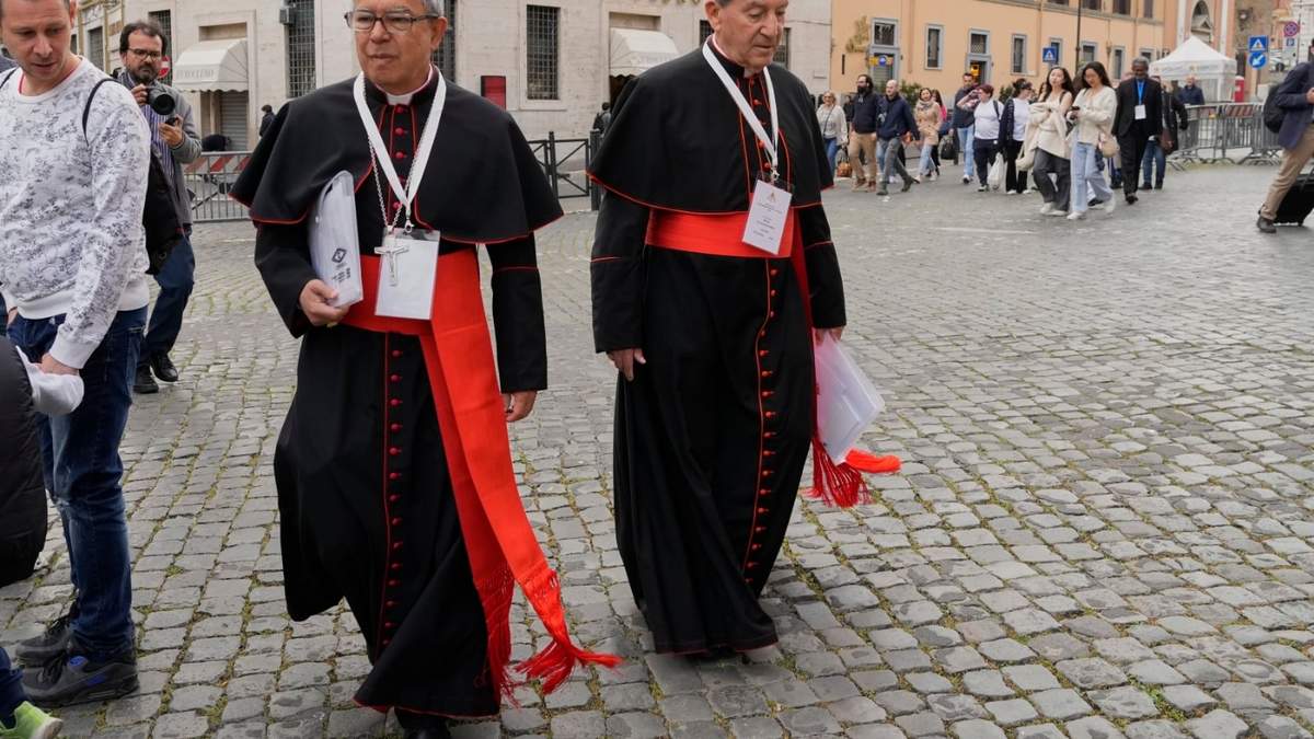 Los cardenales colombianos Luis José Rueda Aparicio, izquierda, y Rubén Salazar Gómez llegan a una reunión del Colegio Cardenalicio en el Vaticano el lunes 28 de abril de 2025