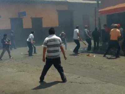 Comuneros de Nahuatzen se enfrentan con palos y piedras tras asesinato del alcalde