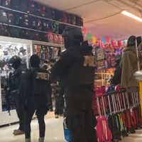 Catean negocios de Monterrey que habrían surtido equipo táctico a delincuentes