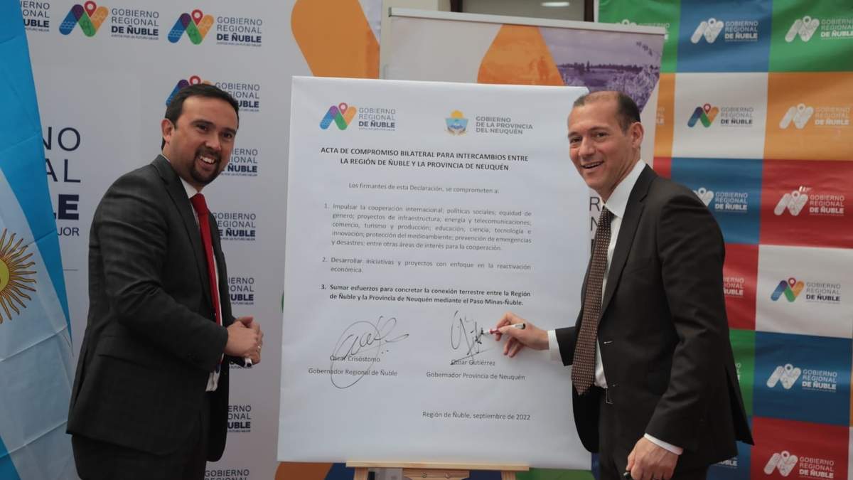 Los gobernadores de Ñuble y Neuquén durante la firma del acta de entendimiento. Fuente: (Twitter)
