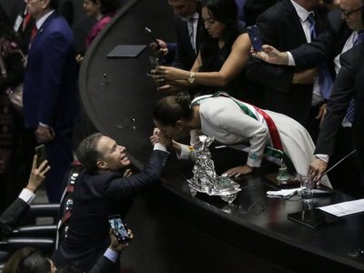 Sheinbaum revela porqué le besó la mano a Manuel Velasco