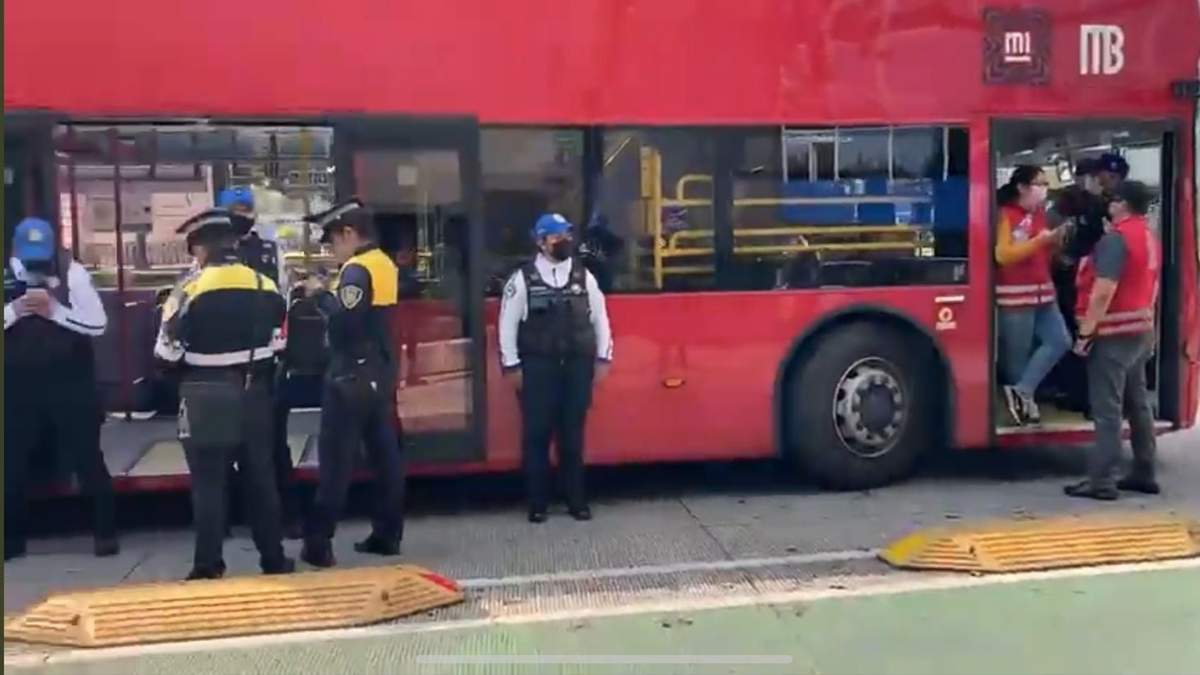 Unidad del Metrobús custodiada por policías