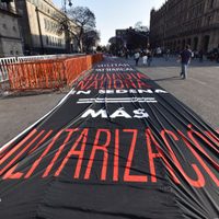 Colectivo “Hasta encontrarte” coloca megamanta contra la militarización de la SCJN a Palacio Nacional