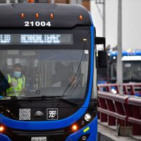 Con estaciones y escaleras aún incompletas, el Trolebús Elevado transportó a 87 mil usuarios