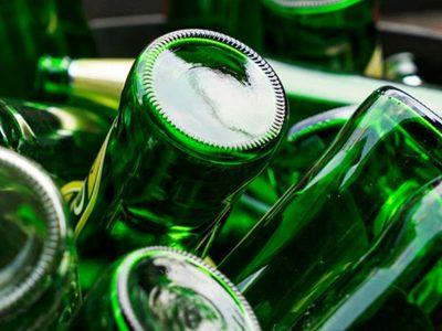 No tires el alambre de las botellas de sidra o champagne y transformalo en algo original para el mantel