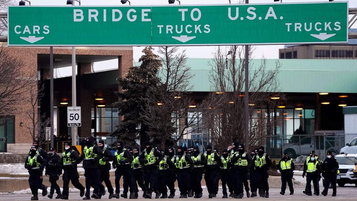 La policía desalojó a camioneros que bloqueaban el paso fronterizo