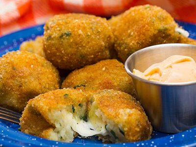 Papitas rellenas de queso: las dos cosas que más amamos en un snack fácil, económico y crujiente