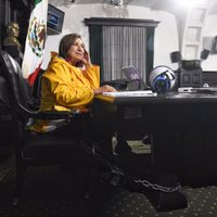Xóchitl Gálvez se encadena a la tribuna de Xicoténcatl; Morena sesiona en el patio