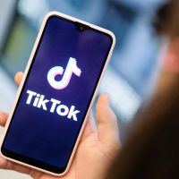 Rusia multa a TikTok por “promover” el movimiento LGBT entre menores
