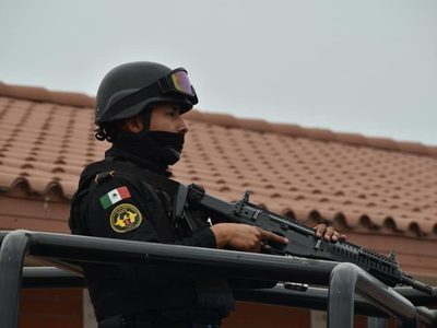 Civiles armados emboscan a policías en Anáhuac, NL; hay un agente muerto