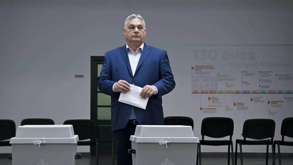 El primer ministro húngaro Viktor Orbán, líder del partido gobernante Fidesz, vota en un centro de votación durante las elecciones del Parlamento Europeo y locales en Budapest