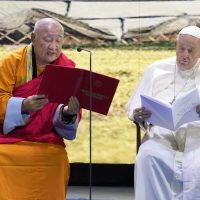 Papa resalta diversidad religiosa de Mongolia junto a chamanes, monjes y evangélicos