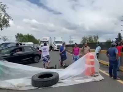 Habitantes de San Miguel Xoxtla bloquean la autopista México-Puebla (Video)