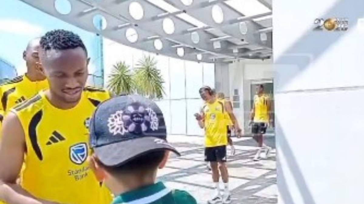 Luchito buscaba autógrafos de Sudáfrica, pero la escena cambió cuando los futbolistas comenzaron a hacer fila para posar junto a él.