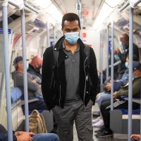 En Reino Unido dudan que la distancia social sea de dos metros