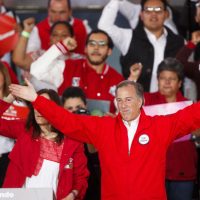 El relanzamiento de Meade y su chamarra roja