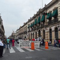 Maestros de Michoacán realizan marcha y plantón en reclamo de salario y prestaciones