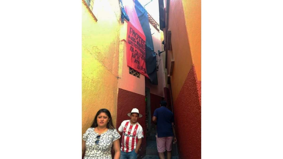 La bandera rojinegra colgada del balcón de Ana en el Callejón del Beso