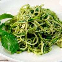 Fideos con pesto de albahaca y palta: probá esta receta distinta, deliciosa y en versión saludable