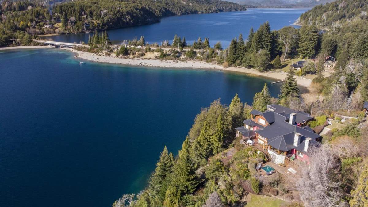 El Lago Moreno se encuentra en el kilómetro 14 de Bariloche. Fuente: (Twitter)