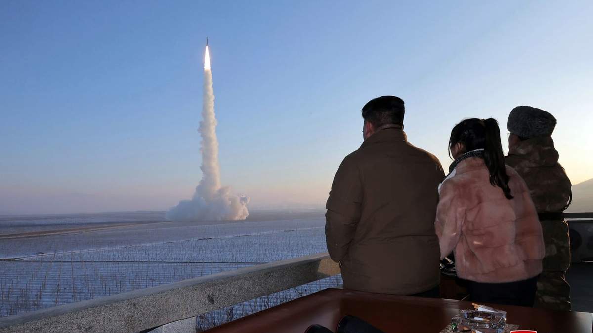 Kim Jong Un, su hija y un funcionario observan un misil balístico intercontinental lanzado desde un lugar no revelado en Corea del Norte