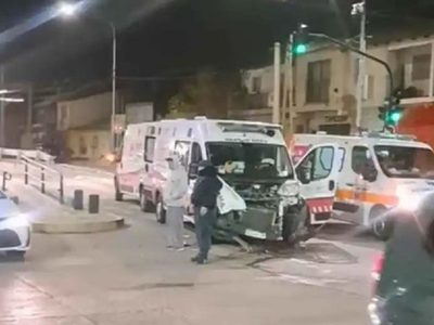 Una ambulancia y un colectivo chocaron en pleno centro de la ciudad
