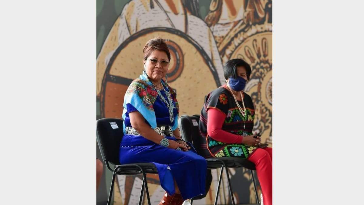 Jamescita Mae Peshlakai (izquierda), senadora estadunidense