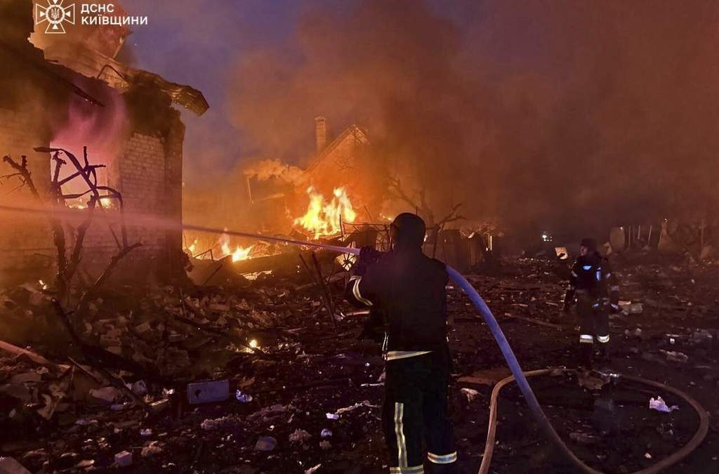 En esta imagen, proporcionada por el Servicio Ucraniano de Emergencias, bomberos combaten las llamas tras un ataque ruso en la región de Kiev, Ucrania, el domingo 25 de mayo de 2025