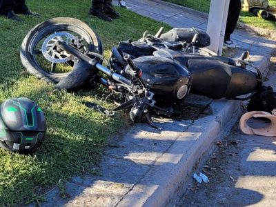 Un motociclista de Centenario falleció tras impactar contra un poste