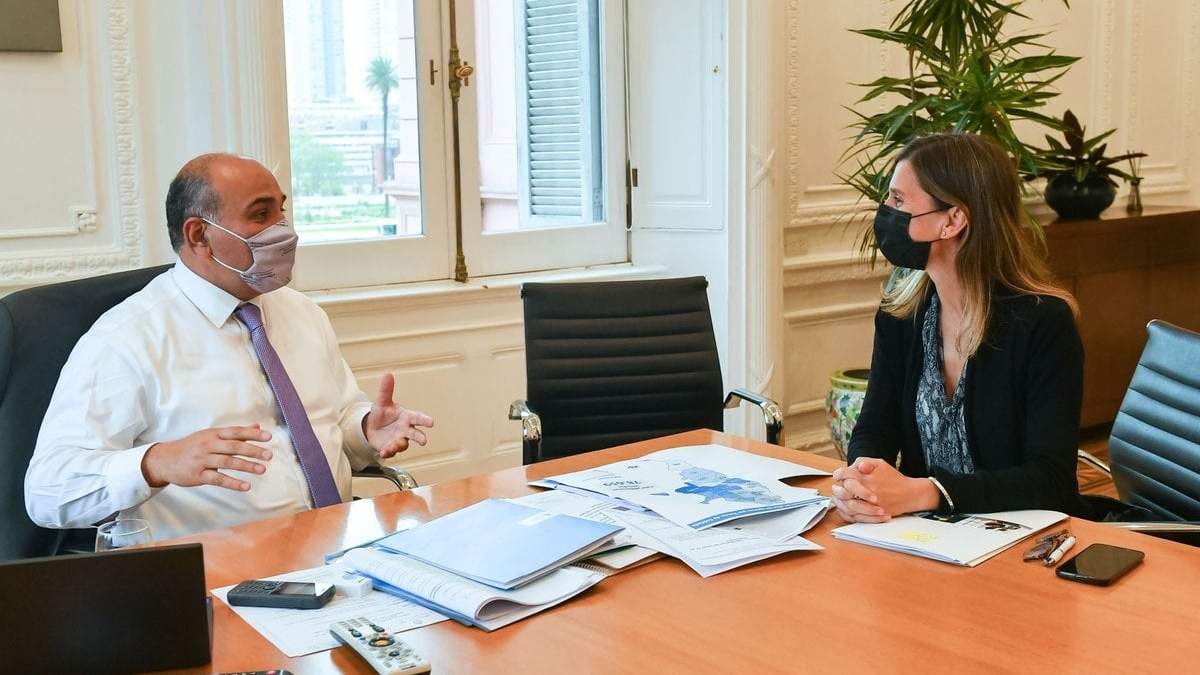 El jefe de Gabinete, Juan Manzur, y la titular de la Administración Nacional de la Seguridad Social, Fernanda Raverta, entidad que administrará la jubilación anticipada. Fuente: (Twitter)