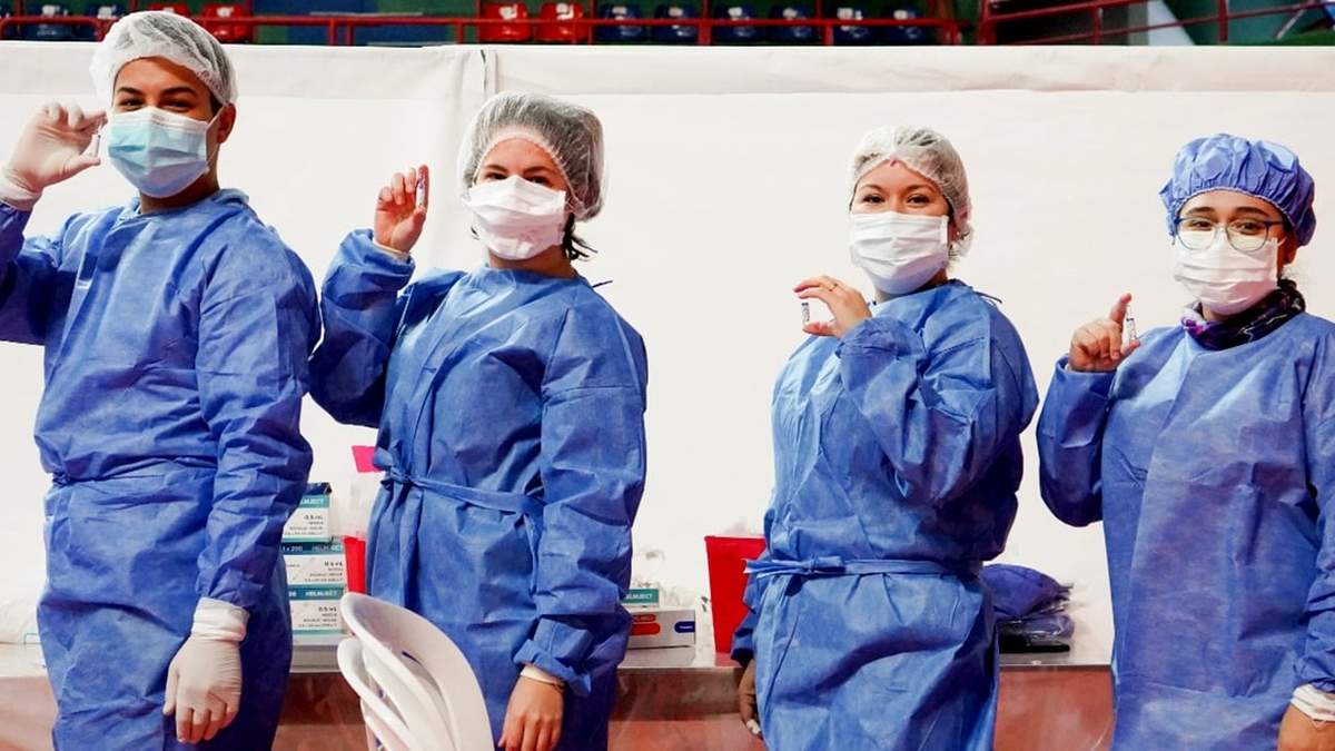 Voluntarios y voluntarias de la campaña de vacunación en Neuquén Capital. Fuente: (Twitter)