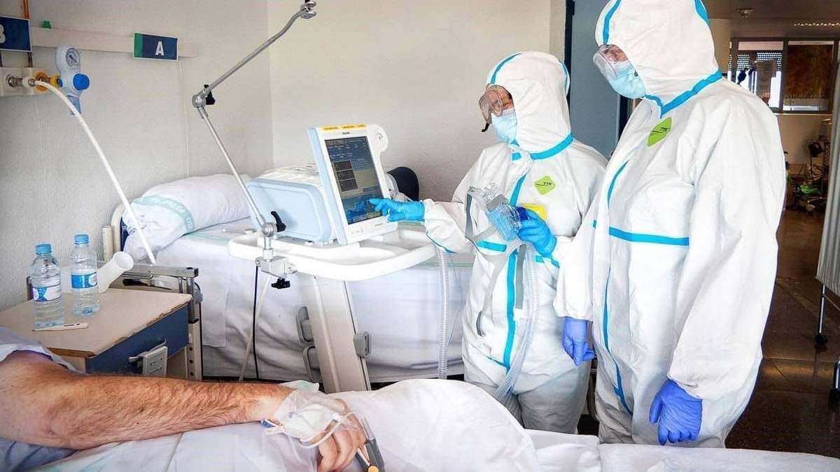 Personal de Salud asiste a un paciente internado. Fuente: (Twitter)