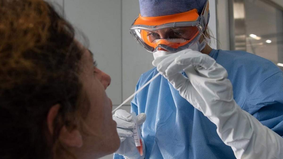 Personal de salud realizando el test del hisopado para detectar coronavirus. Fuente: (Twitter)