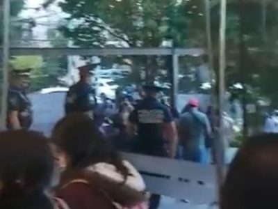Bloquean oficinas del Insabi y quedan "atrapados" por horas trabajadores y Juan Ferrer