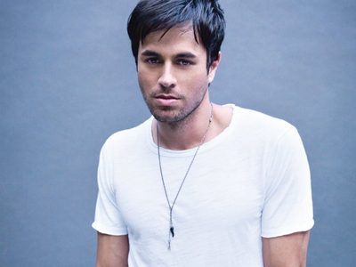 Enrique Iglesias se deshace en muestras de cariño pero sigue sin reconocer a su medio hermano