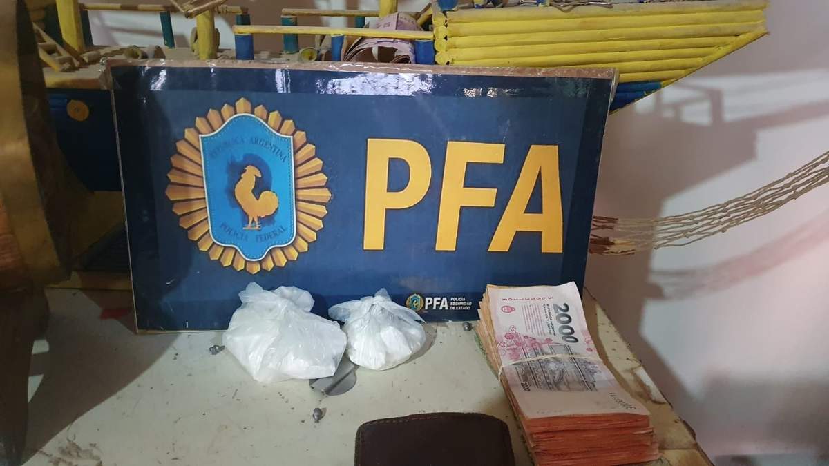 La droga y el dinero que fue secuestrado durante el operativo. Fuente: (Policía Federal Argentina)