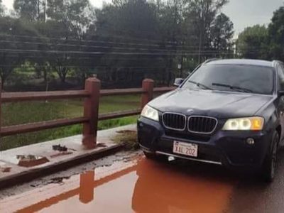 Mujer se lanza de puente a un río con sus dos hijos tras presunto hostigamiento de su suegra