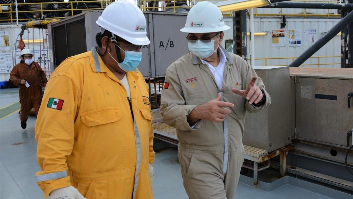 El director de Pemex, Octavio Romero, en un recorrido en Campeche