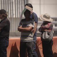 Trabajadores expuestos al sol corren el riesgo de padecer cáncer, que causa una de cada tres muertes