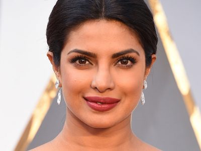 ¡Sin temor a nada! Priyanka Chopra impactó en la alfombra roja de los Grammy con abertura infinita