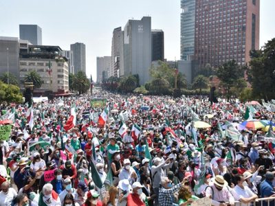 Frena realiza un "juicio ciudadano" contra AMLO: lo declara culpable de 15 delitos